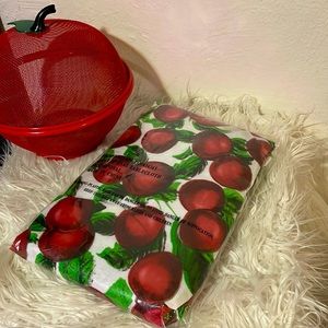 Apple 68” Oval Tablecloth 🍎